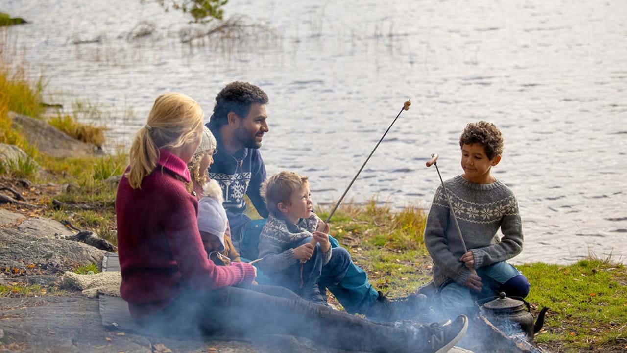Familie på tur i skogen